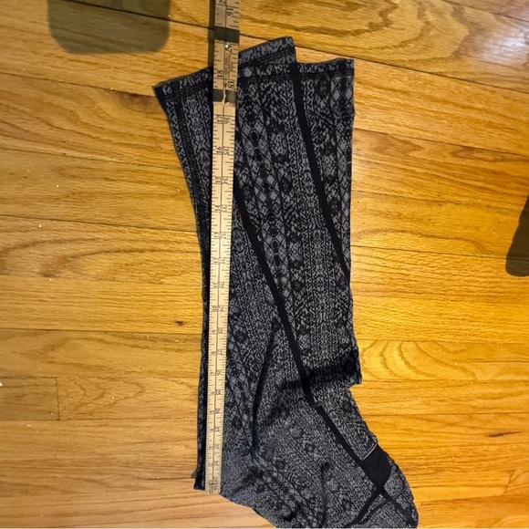 Athleta Black and Gray Patterned Activewear - Picture 7 of 7